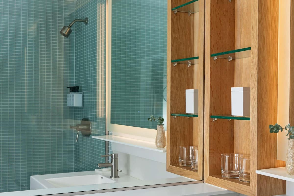 Hypo-allergenic bedding, minibar, in-room safe, desk