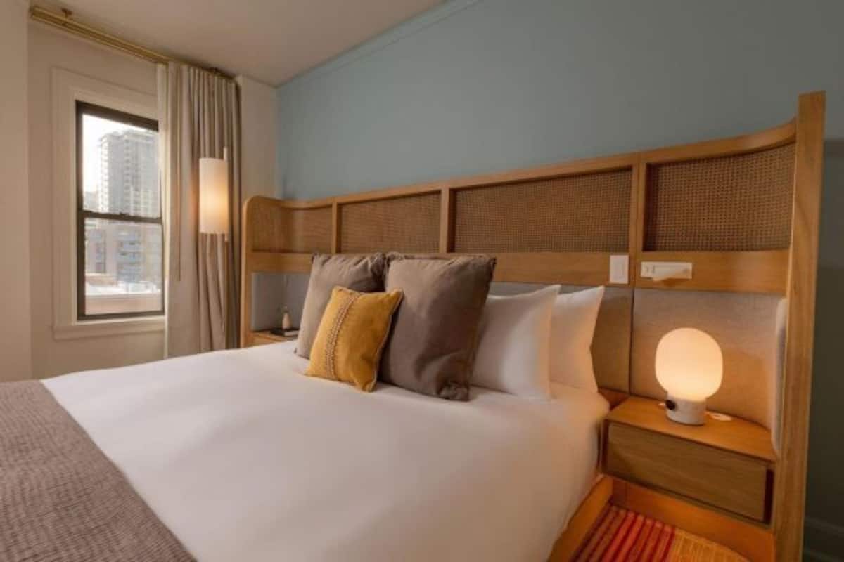 Ropa de cama hipoalergénica, minibar, caja fuerte y escritorio