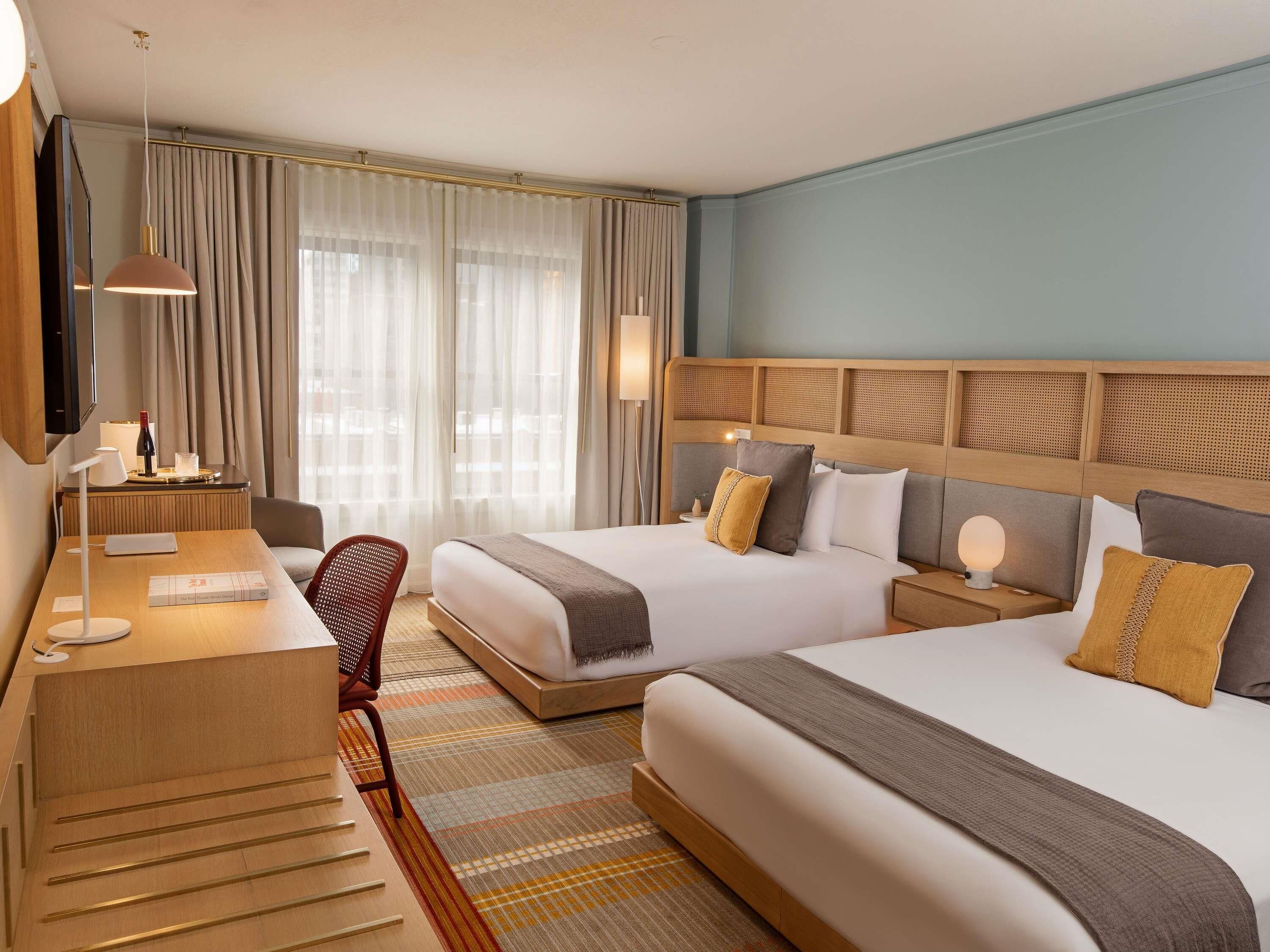 Habitación superior, 2 camas Queen size (Nespresso, Walk-In Closet) | Ropa de cama hipoalergénica y minibar 