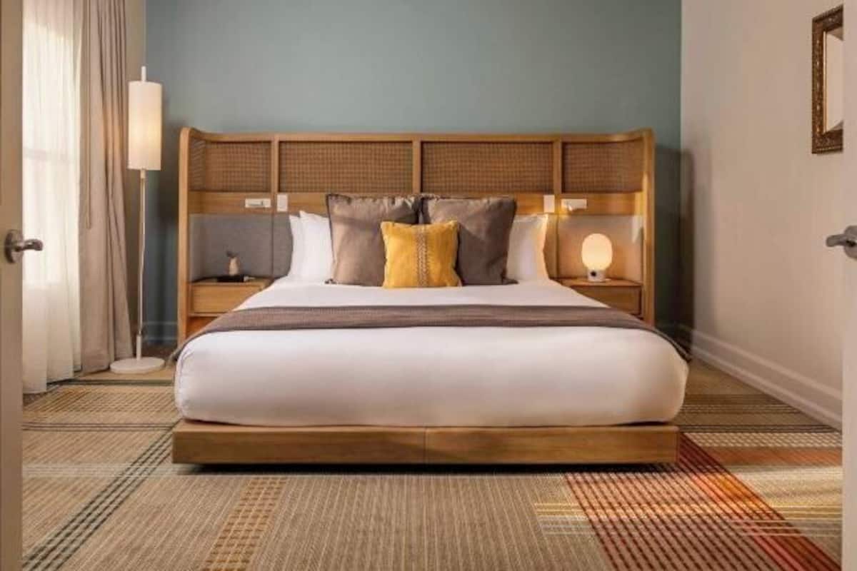 Ropa de cama hipoalergénica, minibar, caja fuerte y escritorio