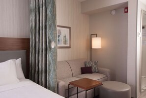 32-inch TV with cable channels, pay movies - Home2 Suites by Hilton Atlanta Perimeter Center (Atlanta)