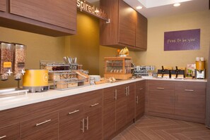 Free on-the-go breakfast on weekdays 