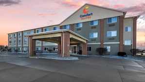 Un hotel Comfort Suites amb entrada coberta, diversos pisos i façana de maó.