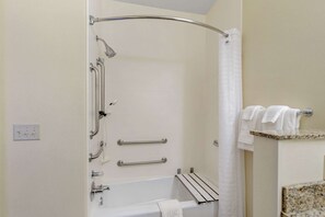 Suite, 1 King-Bett und Schlafsofa, barrierefrei, Nichtraucher | Badezimmer