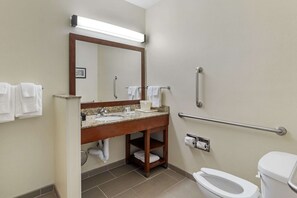 Suite, 1 letto king con divano letto, accessibile ai disabili, non fumatori | Bagno | Combinazione doccia/vasca, set di cortesia gratuito, asciugacapelli