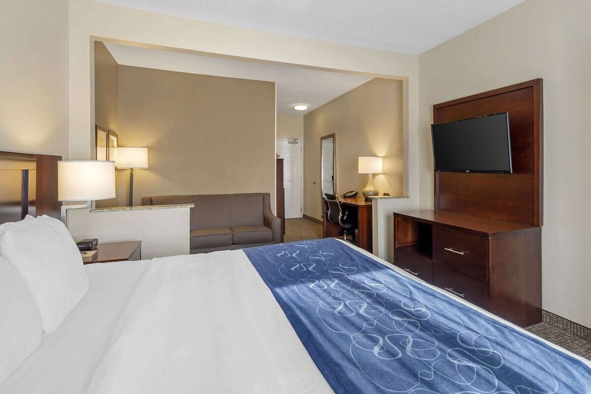 In-room safe, desk, laptop workspace, iron/ironing board