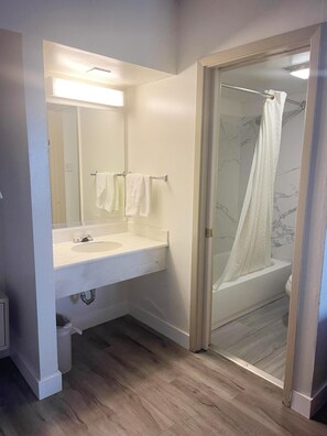 Superior Room, 1 King Bed | Bathroom