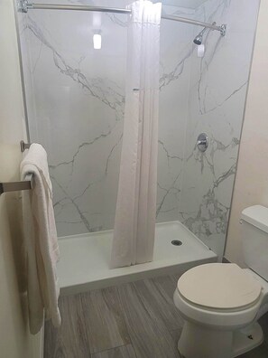 Superior Room, 2 Queen Beds | Bathroom | Free toiletries, hair dryer, towels - Travelodge by Wyndham San Francisco Airport North (South San Francisco)