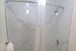 Amenidades de baño gratuitas, secadora de cabello, toallas 
