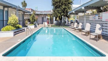 Piscine extérieure, chaises longues