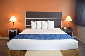 Escritorio, tabla de planchar con plancha, wifi gratis y ropa de cama