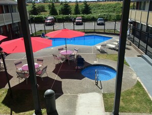 Seasonal outdoor pool - Econo Lodge Kent (Kent)