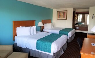 Escritorio, cortinas blackout y tabla de planchar con plancha 