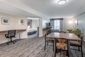 Suite, 1 King Bed, Accessible Bathtub (Communications, Access Tub)