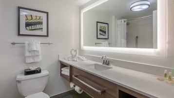 Combined shower/bathtub, free toiletries, hair dryer, towels