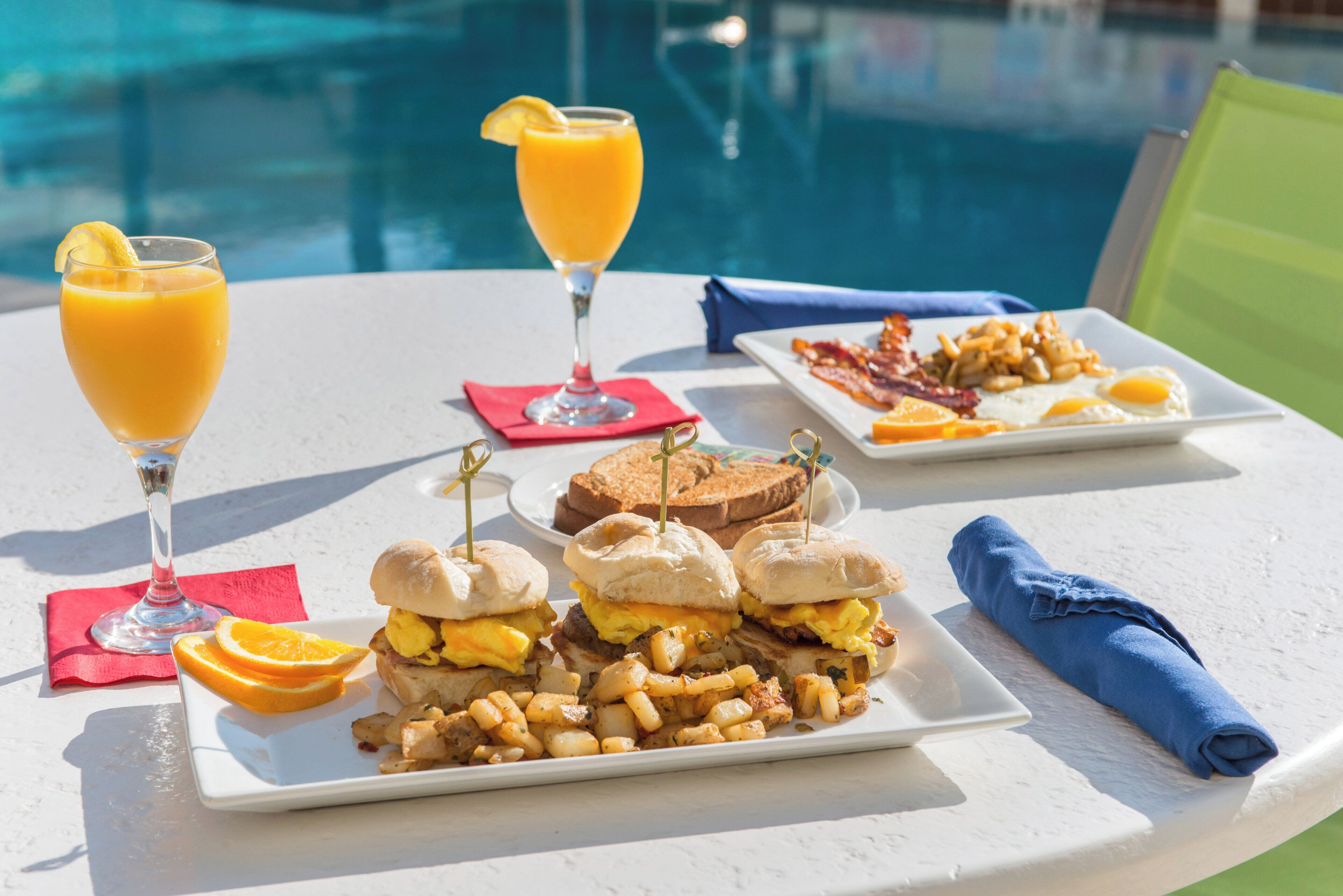 Desayuno con una piscina al fondo.