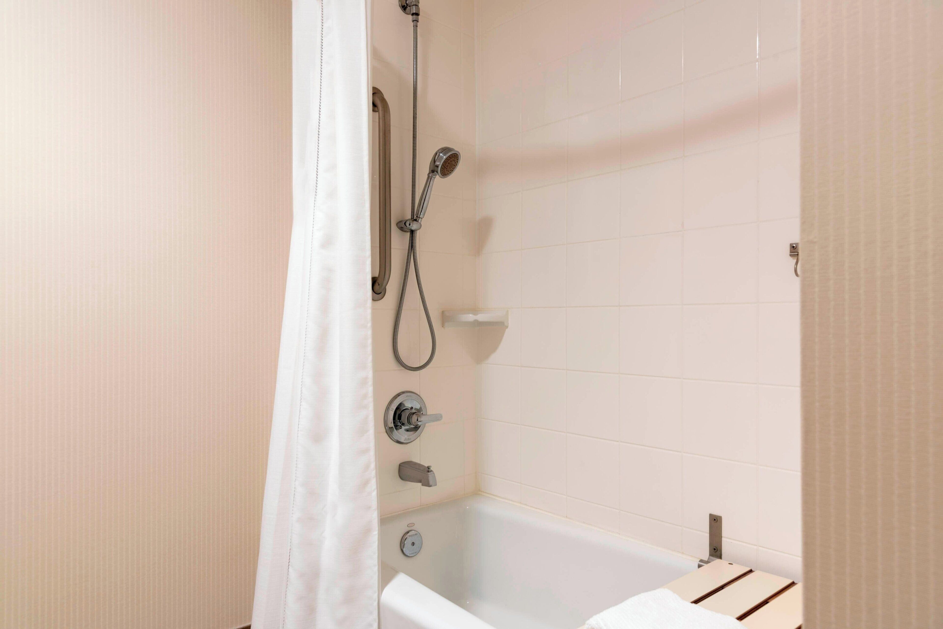 Un bagno con una vasca da bagno, una doccetta e un water.