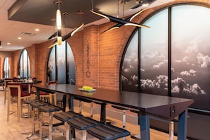 Lounge - Delta Hotels by Marriott Kalamazoo Conference Center (Kalamazoo)