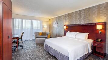 Zimmer, 1 King-Bett und Schlafsofa, Nichtraucher, Balkon | Hochwertige Bettwaren, Schreibtisch, Verdunkelungsvorhänge