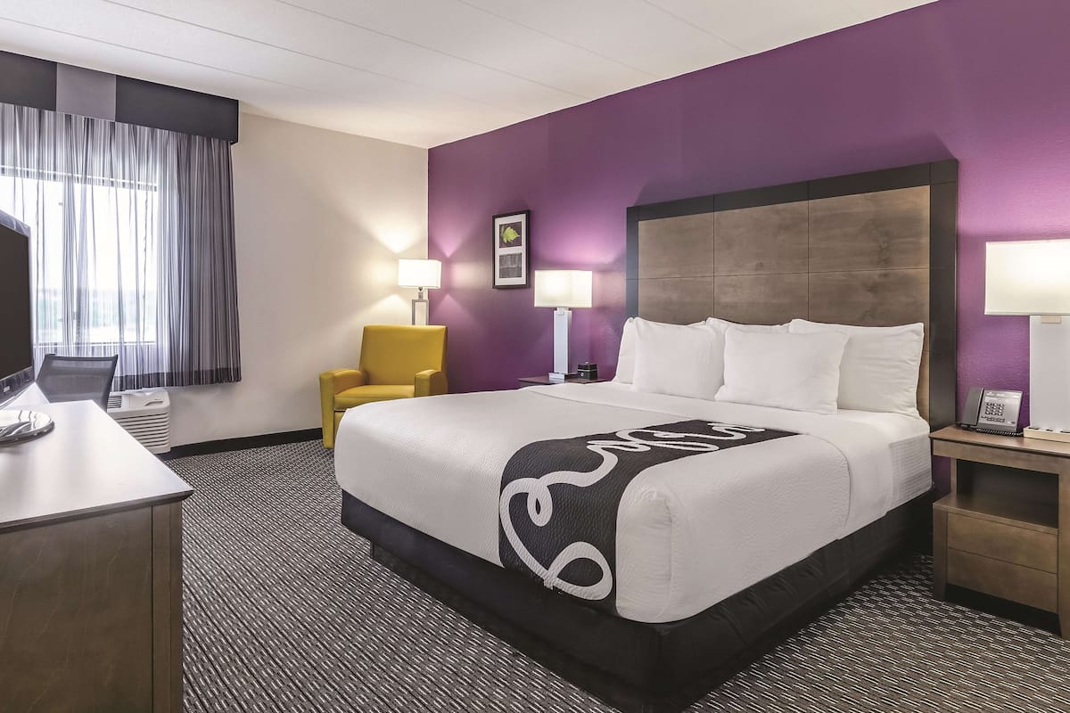 Room, 1 King Bed, Non Smoking | Premium bedding, desk, blackout drapes, iron/ironing board