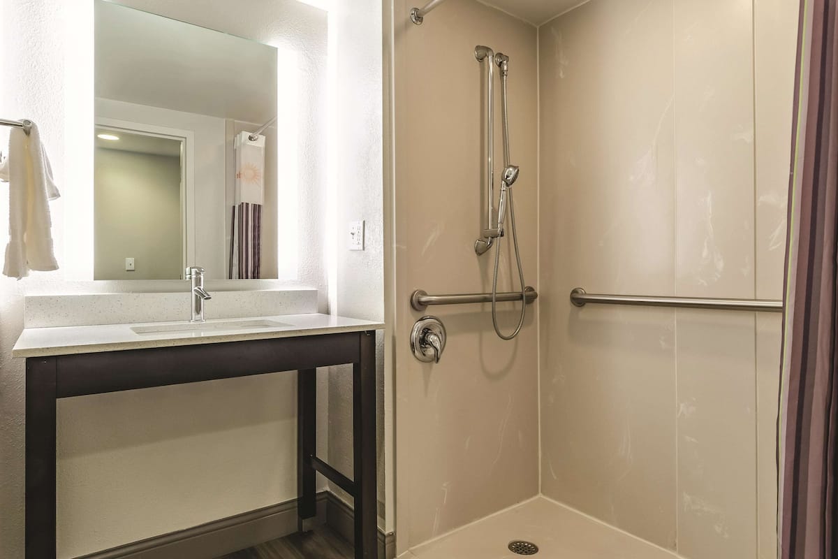 Chambre, 1 grand lit, non-fumeurs (Mobility/Hearing Impaired Accessible) | Literie de qualité supérieure, bureau, rideaux occultants