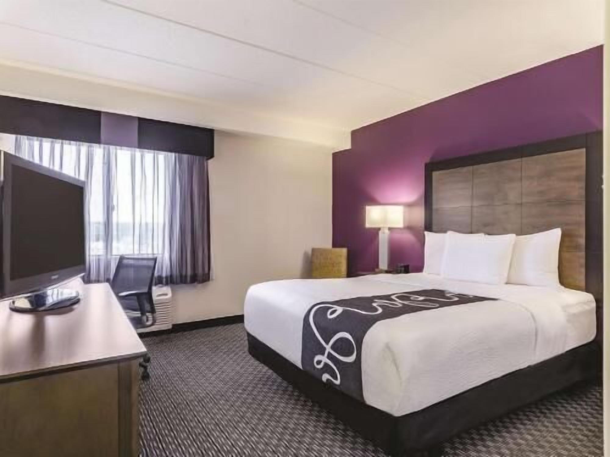 Ropa de cama de alta calidad, escritorio, cortinas opacas