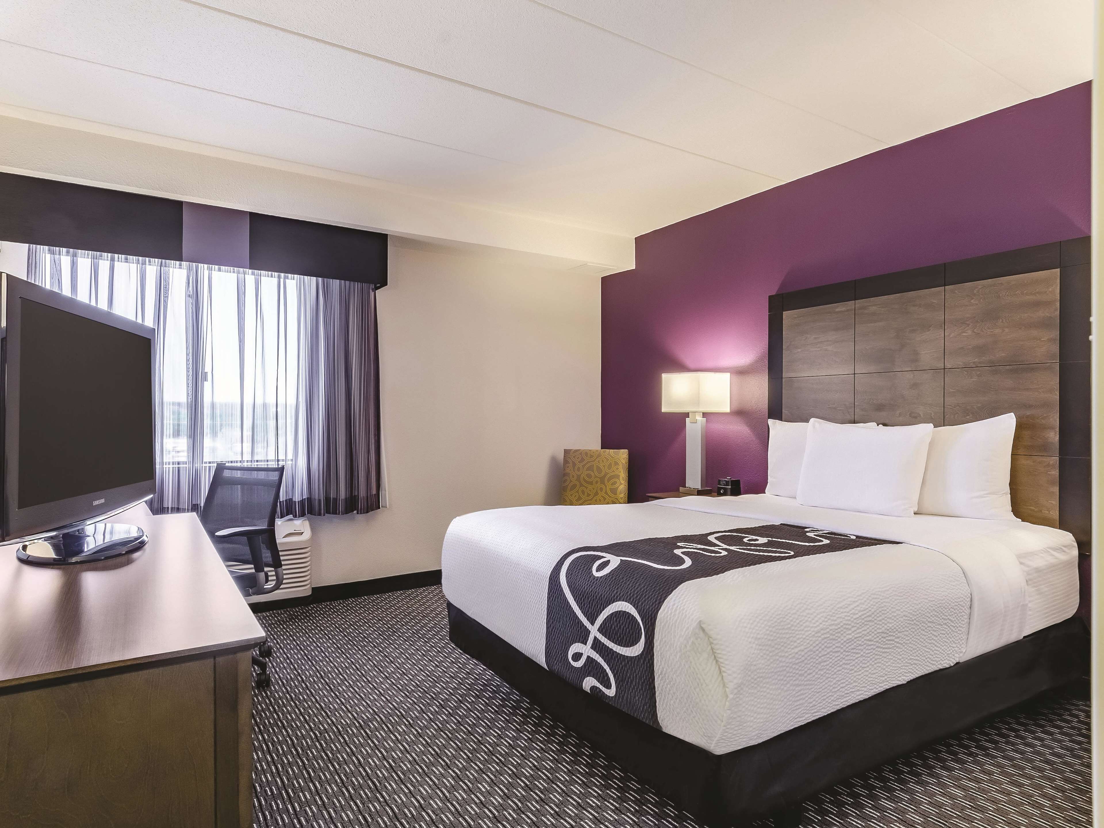 room, 1 queen bed, accessible, non smoking (mobility/hearing impaired accessible) | premium bedding, desk, blackout curtains, iron/ironing board