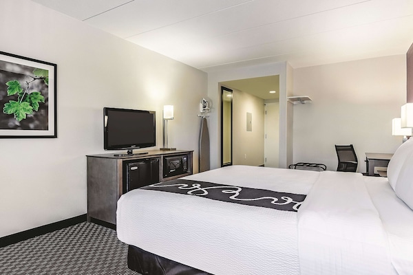 Suite, 1 King Bed, Non Smoking | Premium bedding, desk, blackout drapes, iron/ironing board