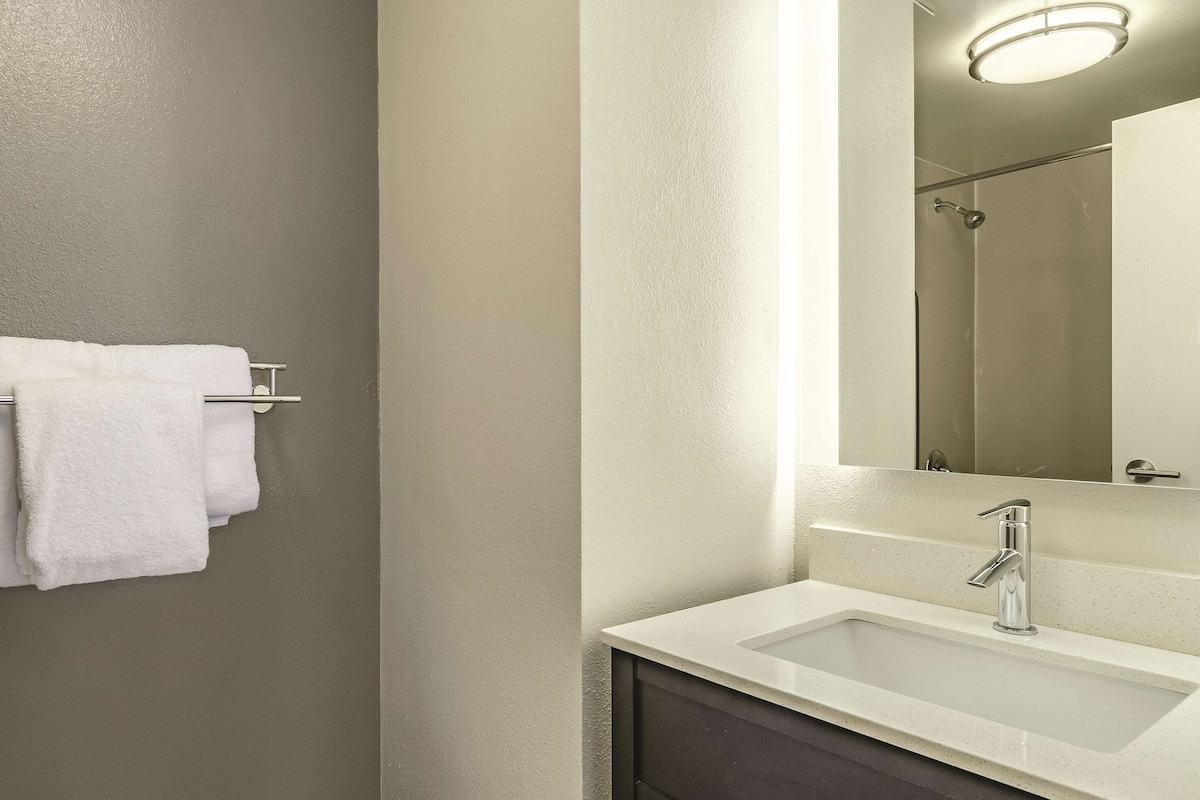 Chambre, 1 grand lit, non-fumeurs | Literie de qualité supérieure, bureau, rideaux occultants