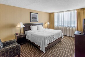 Skrivebord, blendingsgardiner, lydisolert og strykejern/-brett