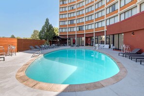 Outdoor pool, pool umbrellas - Clarion Hotel Denver Central (Denver)