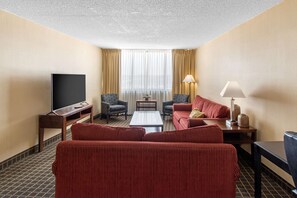 Skrivebord, blendingsgardiner, lydisolert og strykejern/-brett