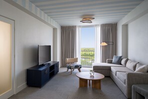 Suite ejecutiva, 1 cama de matrimonio grande con sofá cama, no fumadores, vistas a la ciudad | Sala de estar | Televisión LCD de 47 pulgadas con canales por cable, una televisión