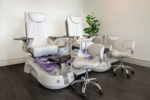 Massaggi con le pietre calde, massaggi “deep tissue”, body wrap