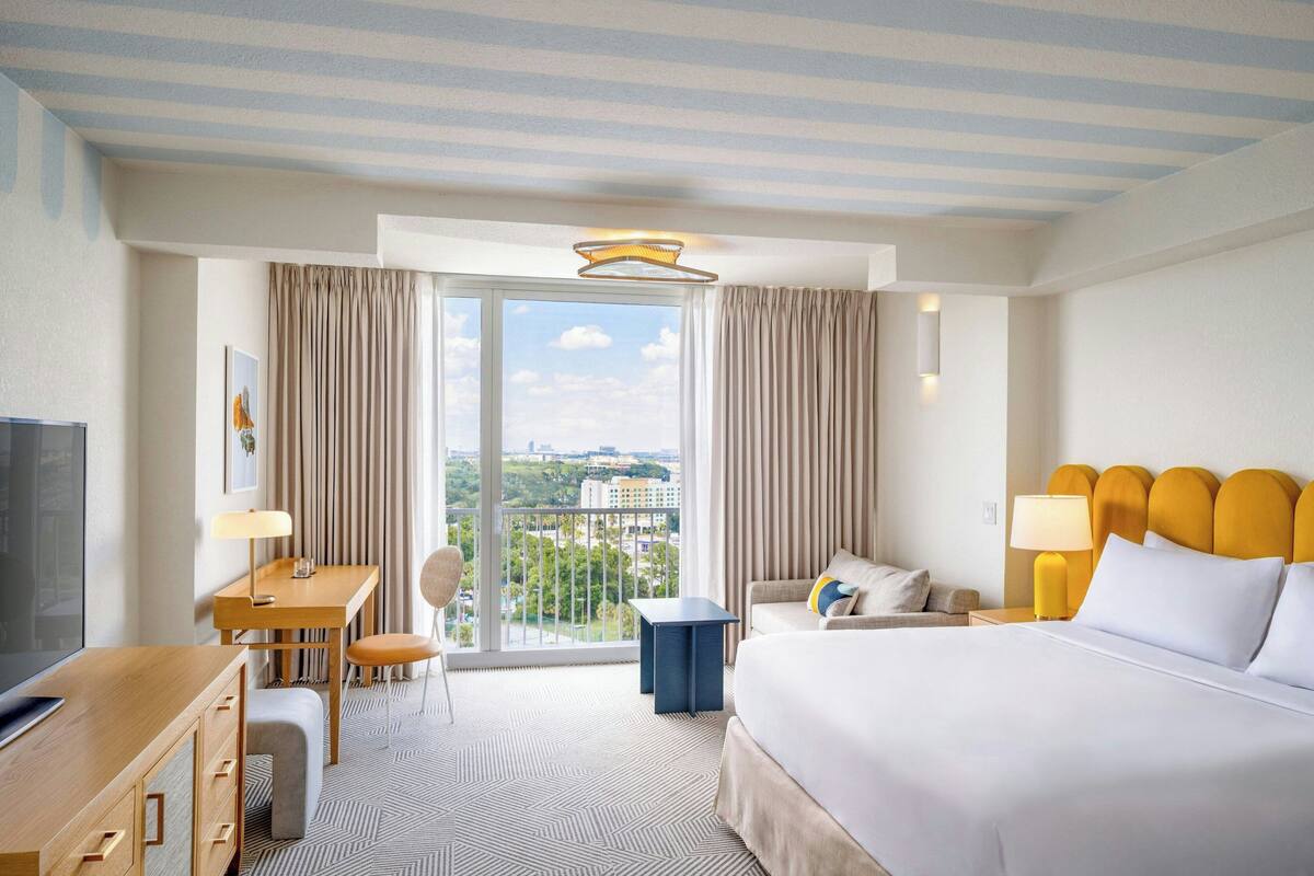 Room, 1 King Bed, Tower, Floor 10-17, City View | Premium bedding, Tempur-Pedic beds, in-room safe, desk
