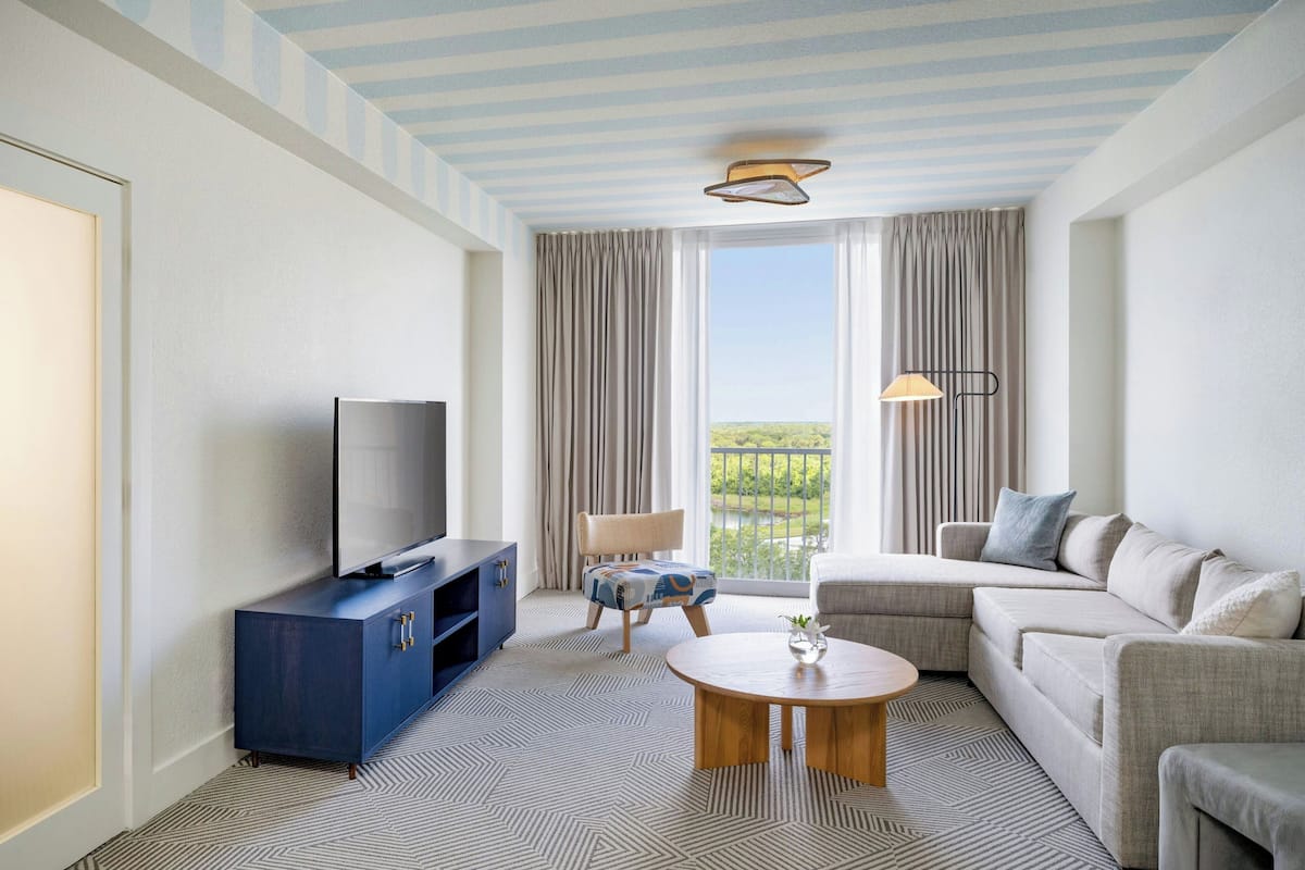 Executive Suite, 1 King Bed with Sofa bed, City View | Living room