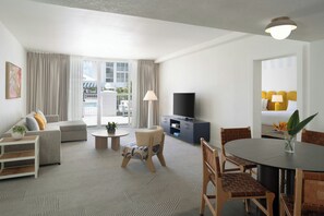 Executive Suite, 1 King Bed with Sofa bed, Non Smoking, City View | Living room | 47-inch LCD TV with cable channels, TV, pay movies