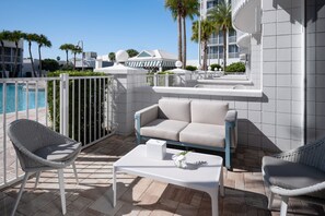 Room, 1 King Bed, Non Smoking, Pool View (Balcony, Pool View) | Premium bedding, Tempur-Pedic beds, in-room safe, desk