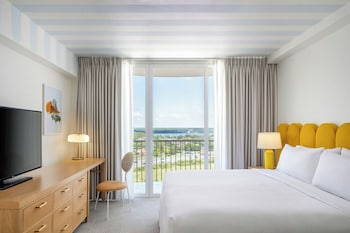 Premium bedding, Tempur-Pedic beds, in-room safe, desk at Renaissance Orlando Resort – Disney Springs® Area