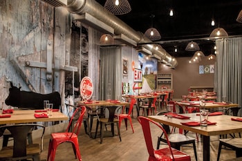 Daily cooked-to-order breakfast for a fee at Renaissance Orlando Resort – Disney Springs® Area