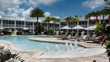 Piscina externa, funciona das 7h às 23h, guarda-sóis, espreguiçadeiras