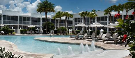 حمّام سباحة خارجي، مظلات على حمّام السباحة، مقاعد للتشمس