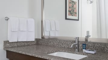 Ducha y bañera combinadas, secador de pelo y toallas