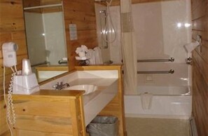 Combined shower/tub, hair dryer, towels - Georgetown Mountain Inn (Georgetown)