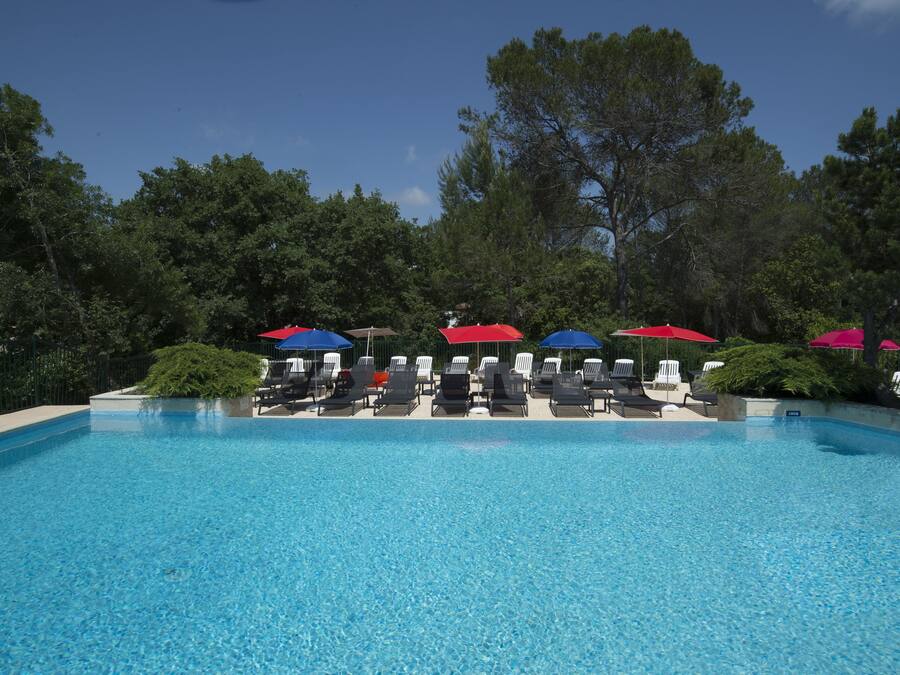 Utendørsbasseng og solsenger