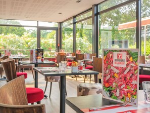 Ofereix vistes a la piscina i s'hi serveixen dinars i sopars
