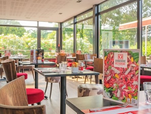 Ofereix vistes a la piscina i s'hi serveixen dinars i sopars
