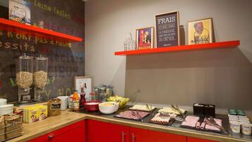 A breakfast buffet with various food items and a chalkboard with messages.