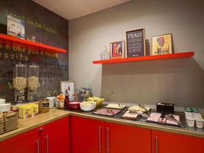 Petit déjeuner buffet servi tous les jours en supplément