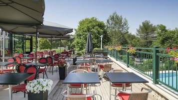 Se sirven almuerzos, cenas y cocina francesa (con vistas a la piscina)